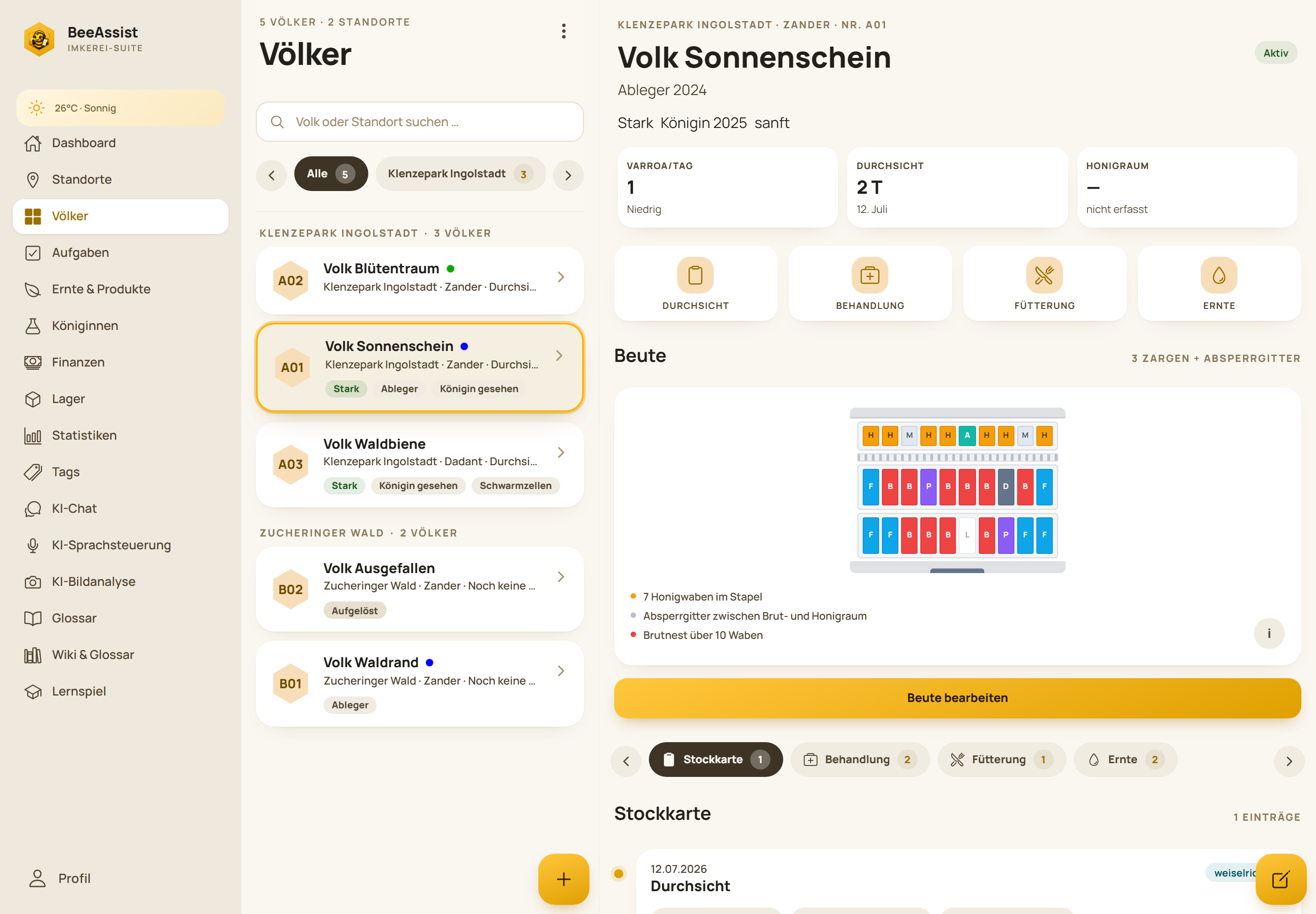 Volk-Detailseite mit Kennzahlen zu Varroa pro Tag, letzter Durchsicht und Honigraum sowie Schnellaktionen und Stockkarte
